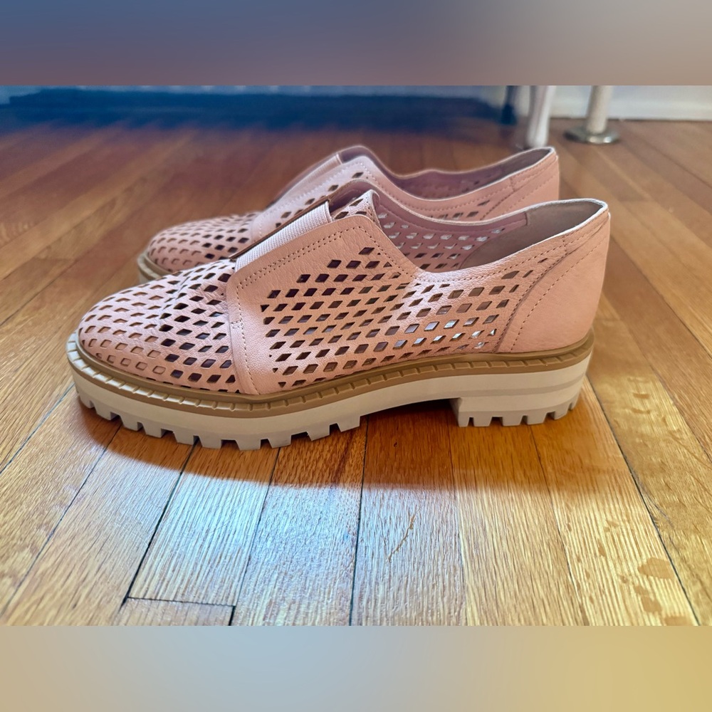 Vince Camuto Mritsa slip-on oxford with a perforated upper. Never worn. Size 6 - Picture 5 of 12